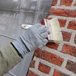Artisan peignant des briques