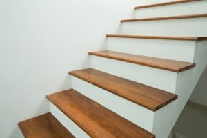 escalier peint en blanc