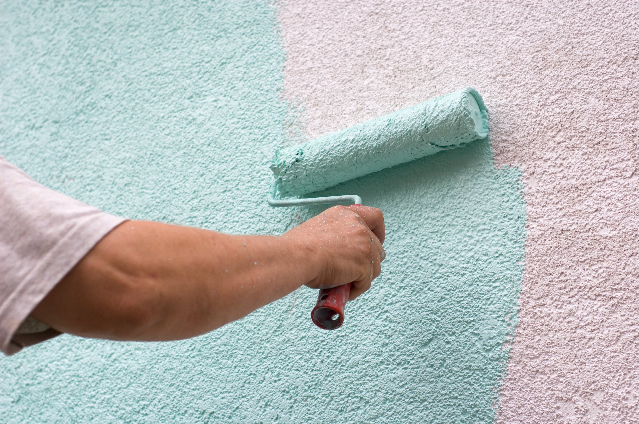 Можно ли красть. Декоративная штукатурка для стен. Краска для оштукатуренных стен. Декоративное окрашивание стен. Покрашенная штукатурка.