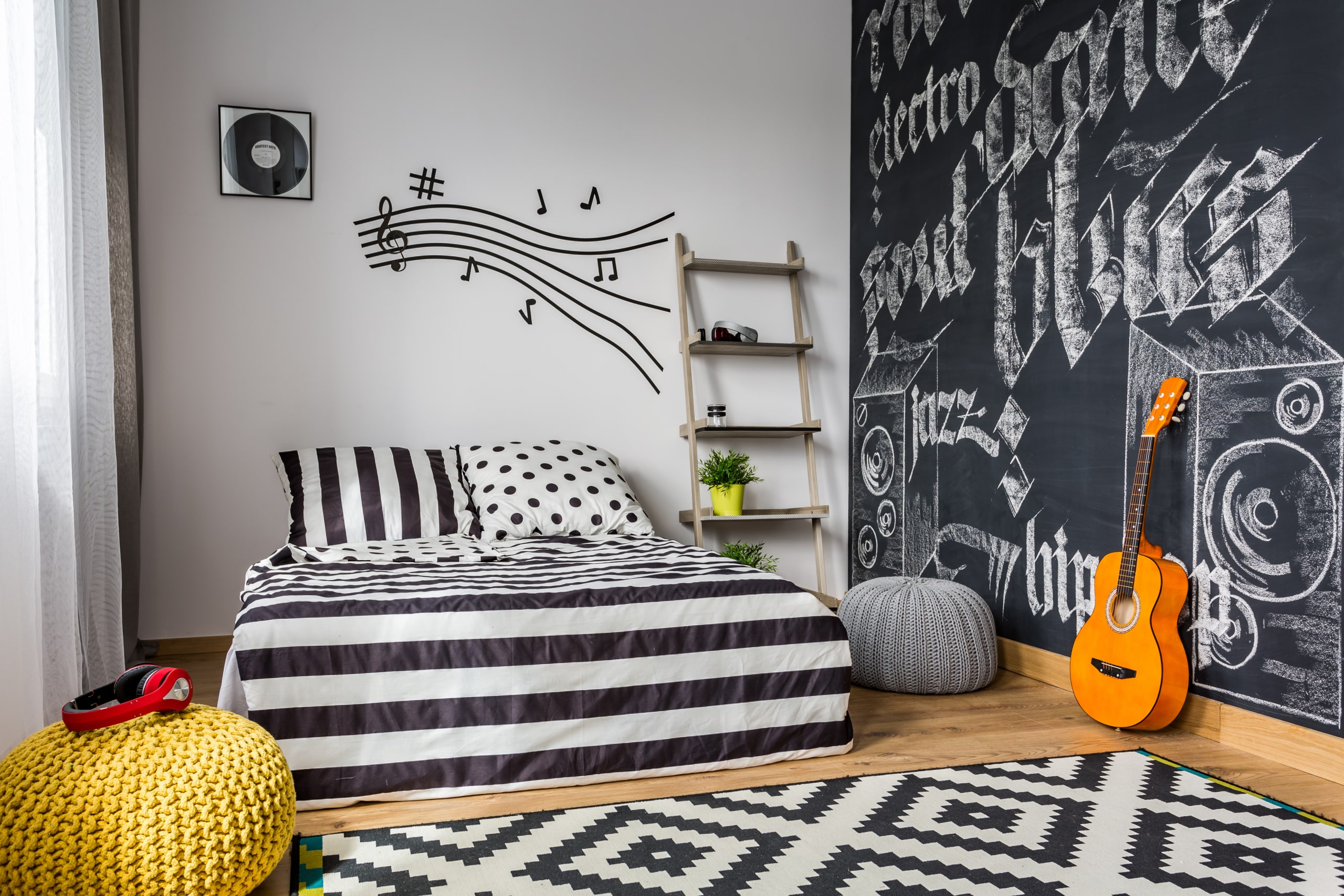 Bedroom music. Декор для комнаты подростка. Комната подростка музыканта. Спальня в музыкальном стиле. Комната в музыкальном стиле.