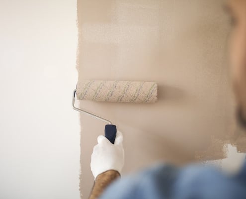 Conseils pour préparer un mur en plâtre avant peinture