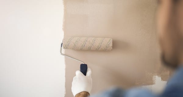 Conseils pour préparer un mur en plâtre avant peinture