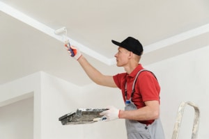 Conseils pour réussir la peinture de l'angle mur et plafond